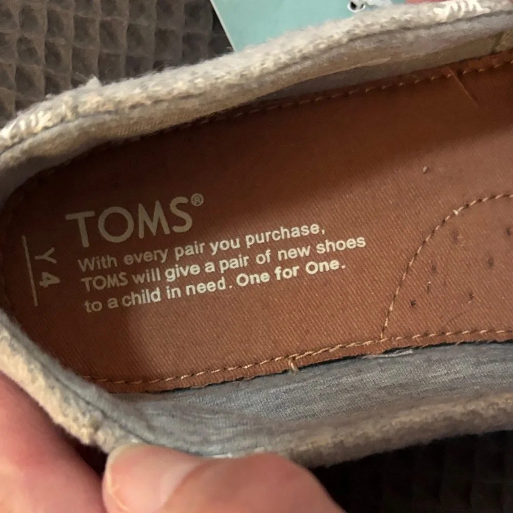 Toms Light Gray Slip-Ons with White Snowflake Pattern Youth Size 4 NWT